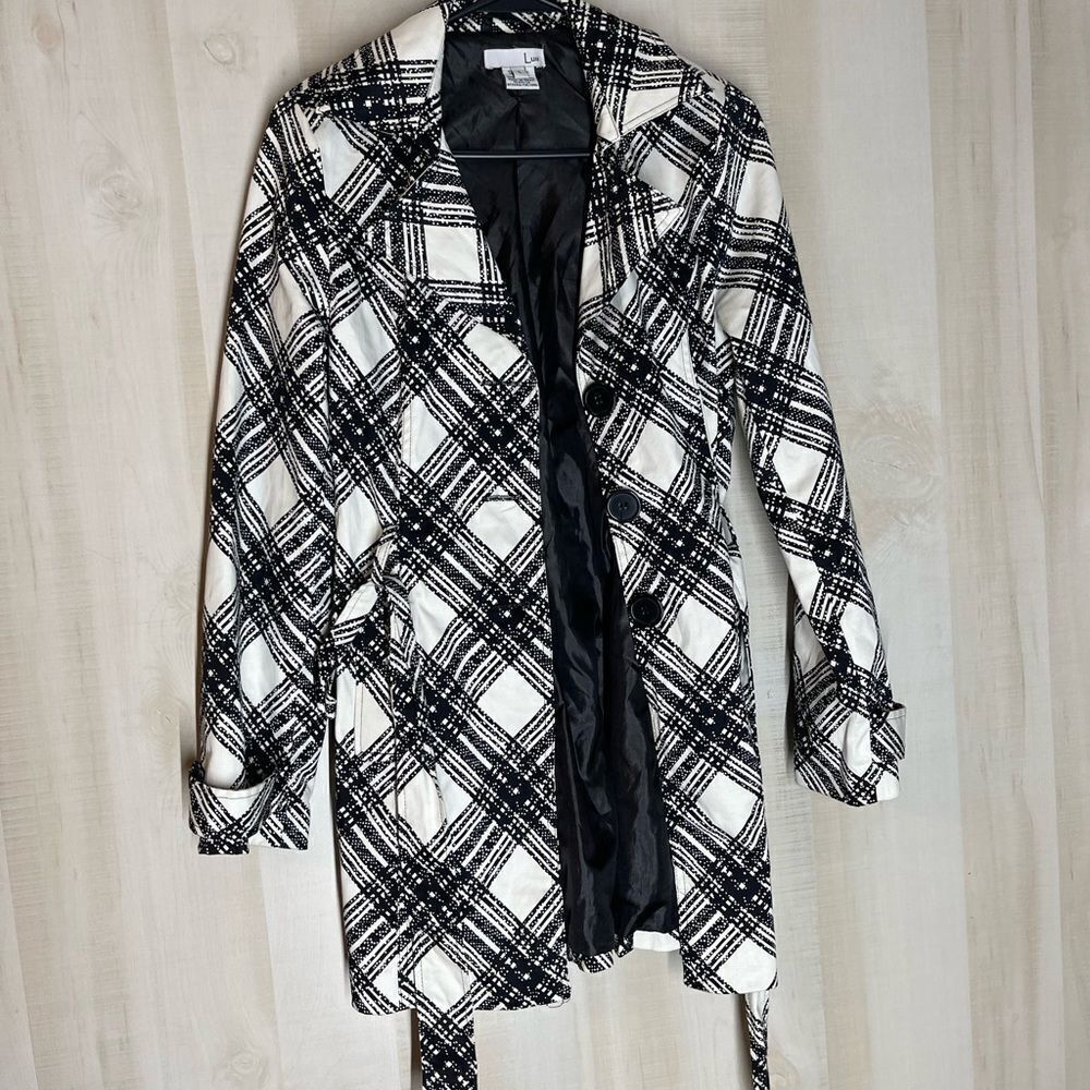 Luii‎ black and white belted jacket, size small - Picture 7 of 10